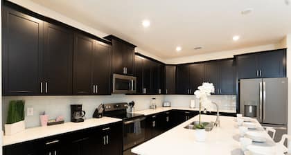 Big-3500 SF Home,Clean Movie/Game Room, Pool, XBOX