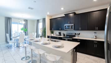 Een koelkast, een magnetron, een oven, een kookplaat