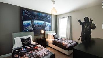 6 soverom, skrivebord, strykejern/-brett og reiseseng for barn