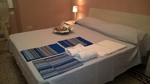 Apartment in detached cottage near the historic center and train station