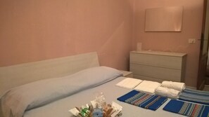 1 chambre, bureau, fer et planche à repasser, Wi-Fi gratuit