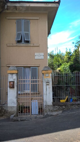 Apartment in detached cottage near the historic center and train station