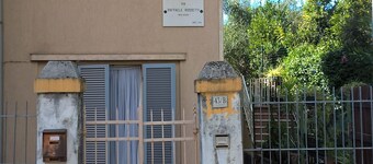 Apartment in detached cottage near the historic center and train station