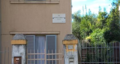 Apartment in detached cottage near the historic center and train station