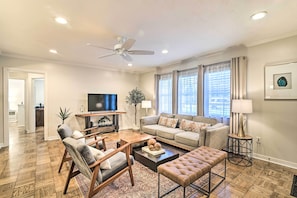 TV, books - Mid-Century Modern Escape in Central Lakeland! (Lakeland)