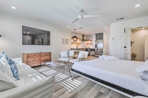 1 habitación, escritorio y tabla de planchar con plancha 