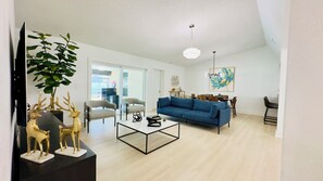 TV connectée, cheminée, livres