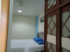 Room, 3 Bedrooms | 3 bilik tidur, meja, cadar katil 