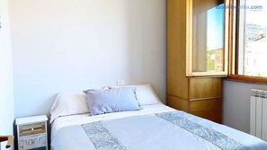 3 slaapkamers, een strijkplank/strijkijzer, wifi