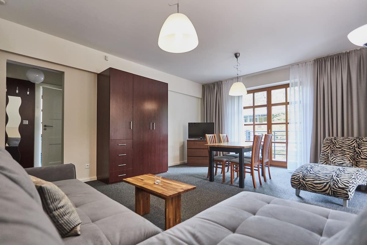 Economy Apartment | Living area | 32-inch flat-screen TV with cable channels, TV
