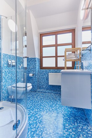 Departamento económico | Baño | Regadera y toallas 