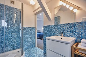 Classic Studio | Bathroom | Shower, towels - Apartamenty Swinoujscie - Villa Stil I (Swinoujscie)