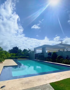 حمّام سباحة خارجي