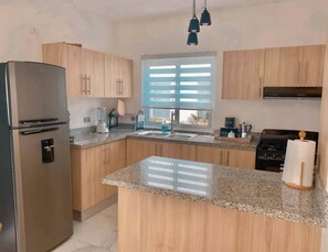 ثلاجة، ميكروويف، فرن، موقد طهي مسطح