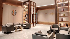 A modern lobby with a sofa set, a coffee table, and a bookshelf. - HengYangYi’nian Yuexiang Hotel (Hengyang)