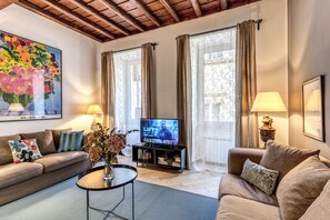 Smart TV, books - Stylish and Elegant Flat in the Heart of Rome  (Roma)