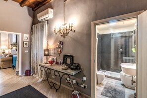 Douche, sèche-cheveux, bidet, serviettes fournies