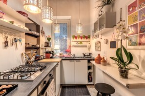 Fridge, microwave, oven, stovetop - Stylish and Elegant Flat in the Heart of Rome  (Roma)