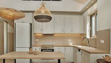 Deluxe Villa | Dapur peribadi | Peti sejuk/penyejuk beku saiz penuh, ketuhar gelombang mikro, ketuhar