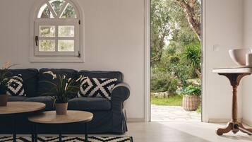 Villa Ăconomique | Coin sĂ©jour | TV connectĂ©e de 25 pouces avec chaĂźnes par satellite, tĂ©lĂ©vision