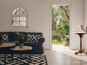 经济别墅 | 起居区 | 25-英寸智能电视 （配备卫星频道）、电视