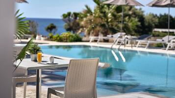Piscine extérieure (ouverte en saison), parasols de plage