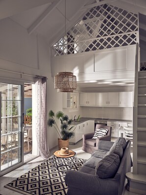 城市别墅 | 起居区 | 25-英寸智能电视 （配备卫星频道）、电视