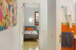 2 makuuhuonetta, silitysrauta/-lauta, ilmainen Wi-Fi, vuodevaatteet