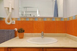 Suihku, hiustenkuivaaja, pyyhkeet