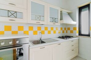 Réfrigérateur, four, plaque de cuisson, chaise haute