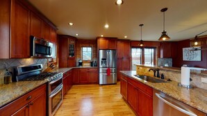 Coffee/tea maker, fridge, microwave, oven - Larkspur Luxury - Crested Butte (Crested Butte)