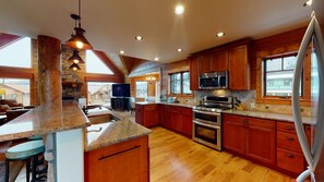 ثلاجة، ميكروويف، فرن، موقد طهي مسطح