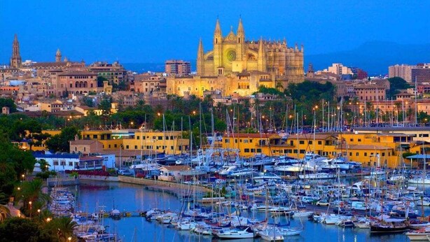 A marina filled with boats and a historic cathedral in the background. - Private pool and 1.7km to Mallorca’s Beaches! (Palma de Mallorca)