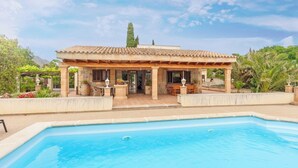 A pool area with a covered seating area and a building in the background. - Private pool and 1.7km to Mallorca’s Beaches! (Palma de Mallorca)