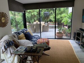 Smart TV, DVD player, videoteca