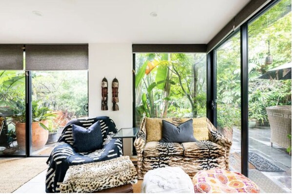 スマートテレビ、DVD プレーヤー、ビデオライブラリ