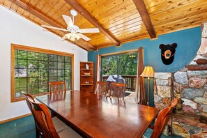 Dining - The Family Cabin by Destination Big Bear : Moonridge Chalet Close to Bear Mtn, Golf Course & Zoo! Spa! Pool Table! (Big Bear Lake)