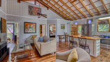 Fernseher, DVD-Player, Bücher, Videothek