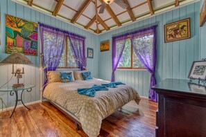 3 bedrooms, in-room safe, travel crib, free WiFi - Luxury Air-conditioed home in Cahuita, 4 min walk from the beach! (Limón Province)