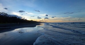 Nær stranden og strandhåndklær