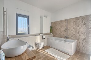 Bathtub, hair dryer, bidet, towels