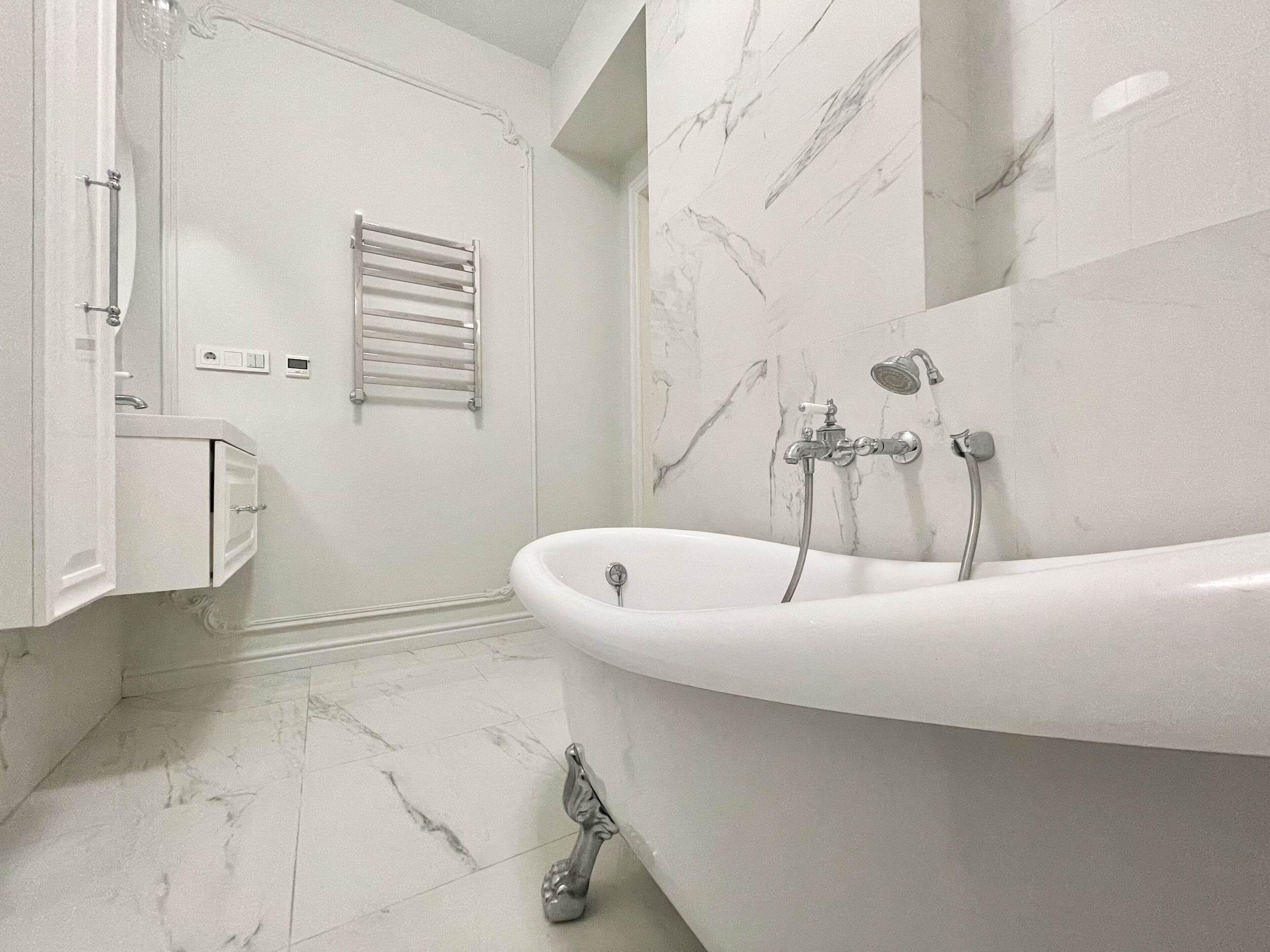 City Apartment | Bathroom | Separate bathtub and shower, rainfall showerhead, free toiletries