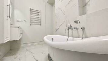 City Apartment | Bathroom | Separate bathtub and shower, rainfall showerhead, free toiletries