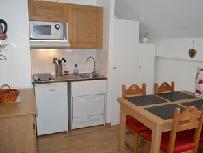 Micro-ondes, plaque de cuisson, lave-vaisselle, grille-pain