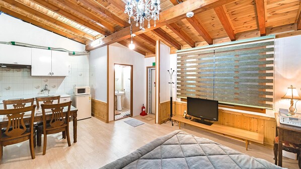 Habitación básica, 1 habitación (202(PET)) | 1 dormitorio y wifi gratis