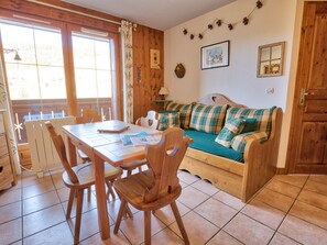 Dining - Ski-in/ski-out apartment with balcony and included WIFI (Notre-Dame-de-Bellecombe)