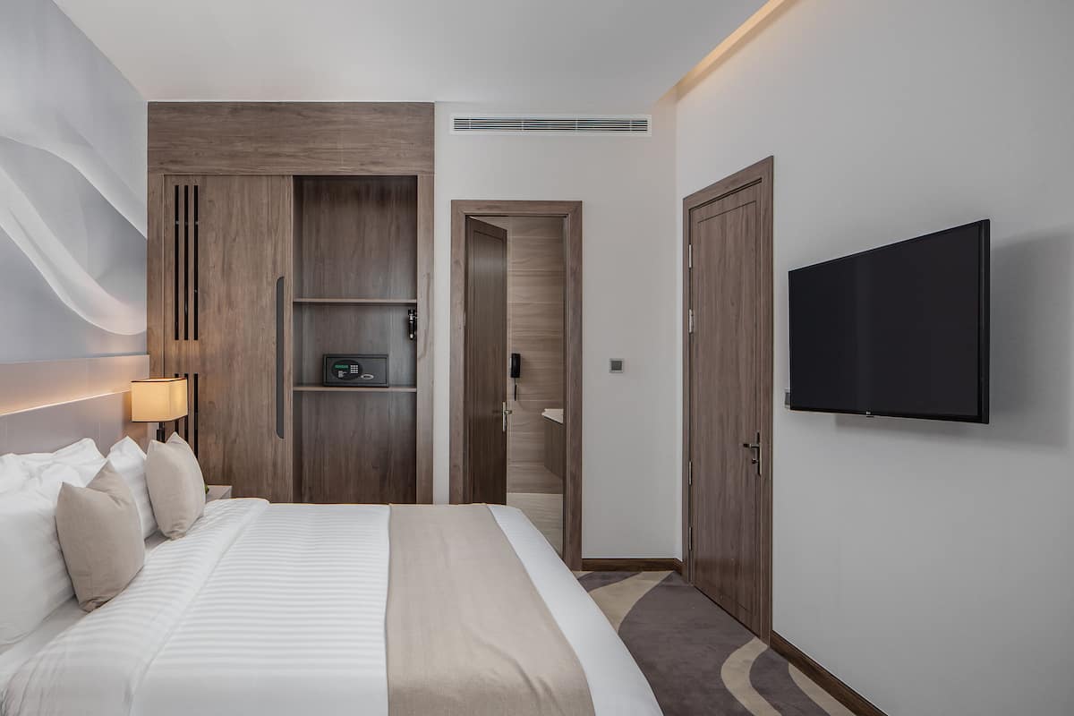 Luxe beddengoed, een kluis op de kamer, een bureau, geluiddichte muren