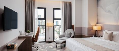 Ropa de cama de alta calidad y caja de seguridad en la habitación