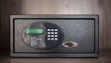 Een zwarte kluis met een digitaal slot, een keypad en een logo.