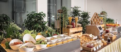 Petit déjeuner buffet servi tous les jours en supplément